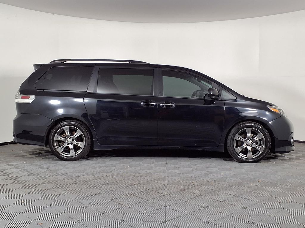 2017 Toyota Sienna SE Premium 8-Passenger