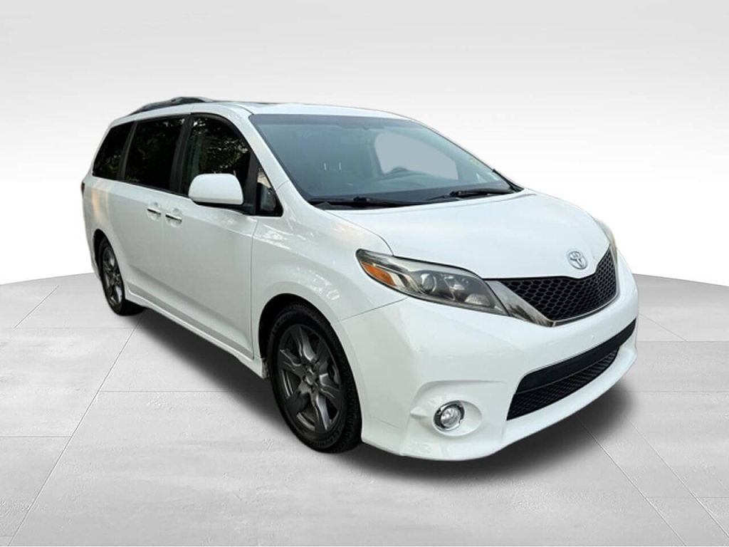 2017 Toyota Sienna SE Premium 8-Passenger