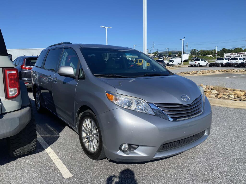 2016 Toyota Sienna XLE 7-Passenger Mobility Auto Access
