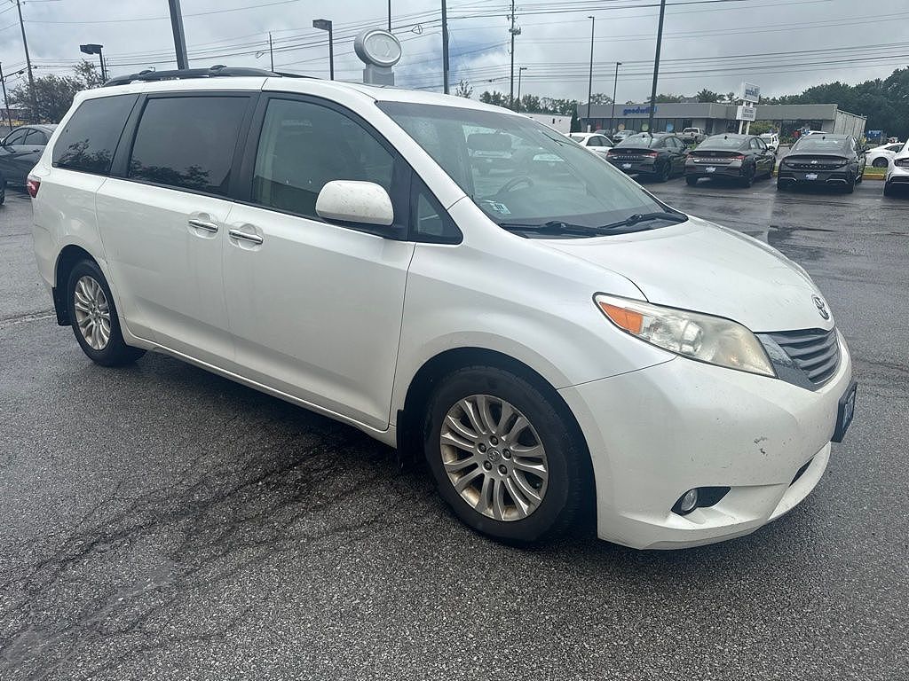 2016 Toyota Sienna XLE Premium 8-Passenger