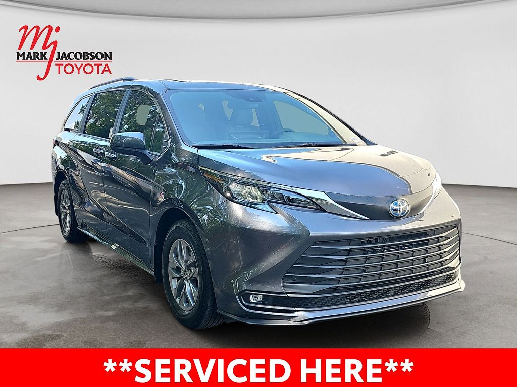 2025 Toyota Sienna XLE 8 Passenger
