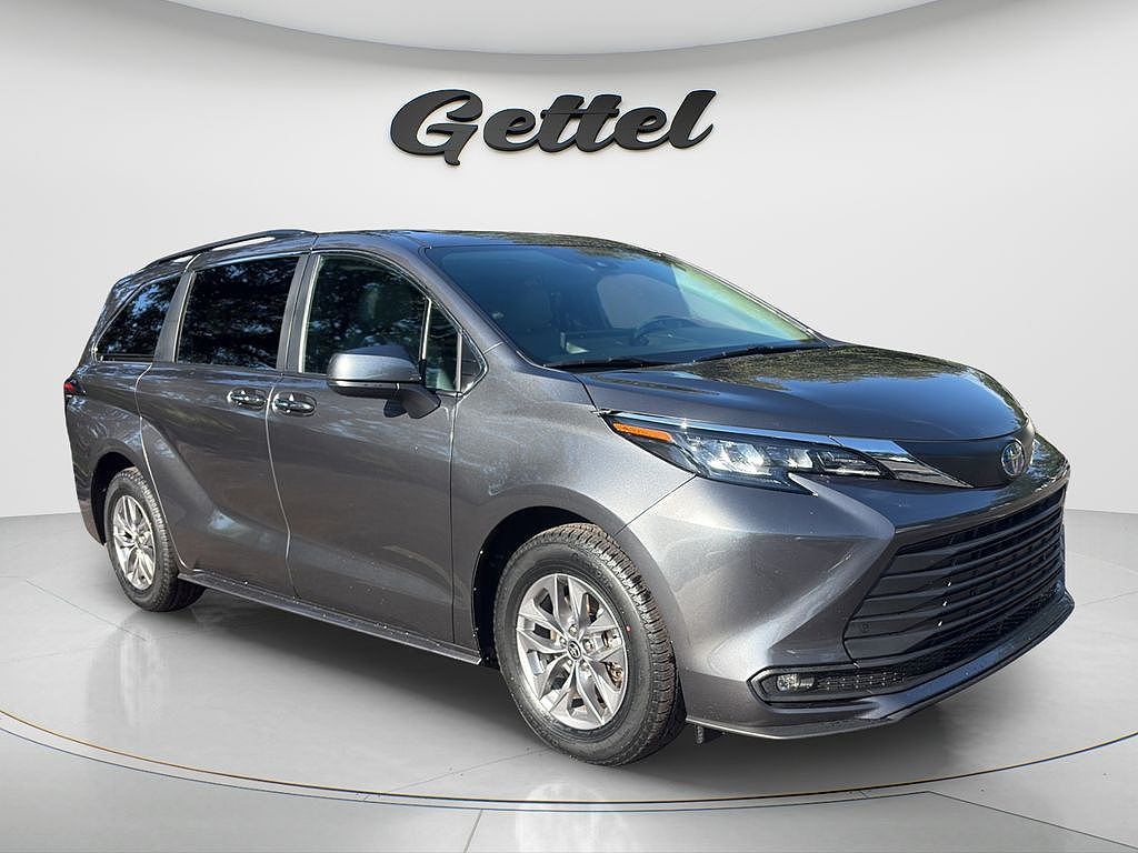 2025 Toyota Sienna XLE 8 Passenger