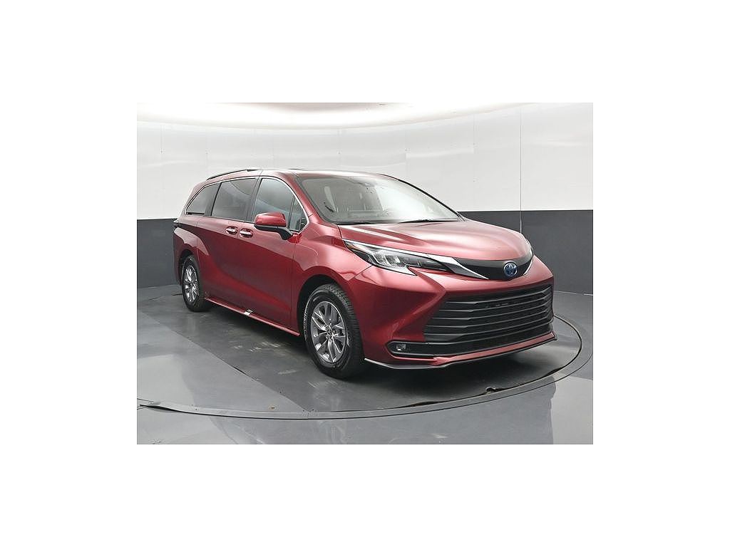 2025 Toyota Sienna XLE 7-Passenger