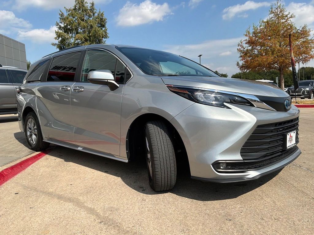 2025 Toyota Sienna XLE