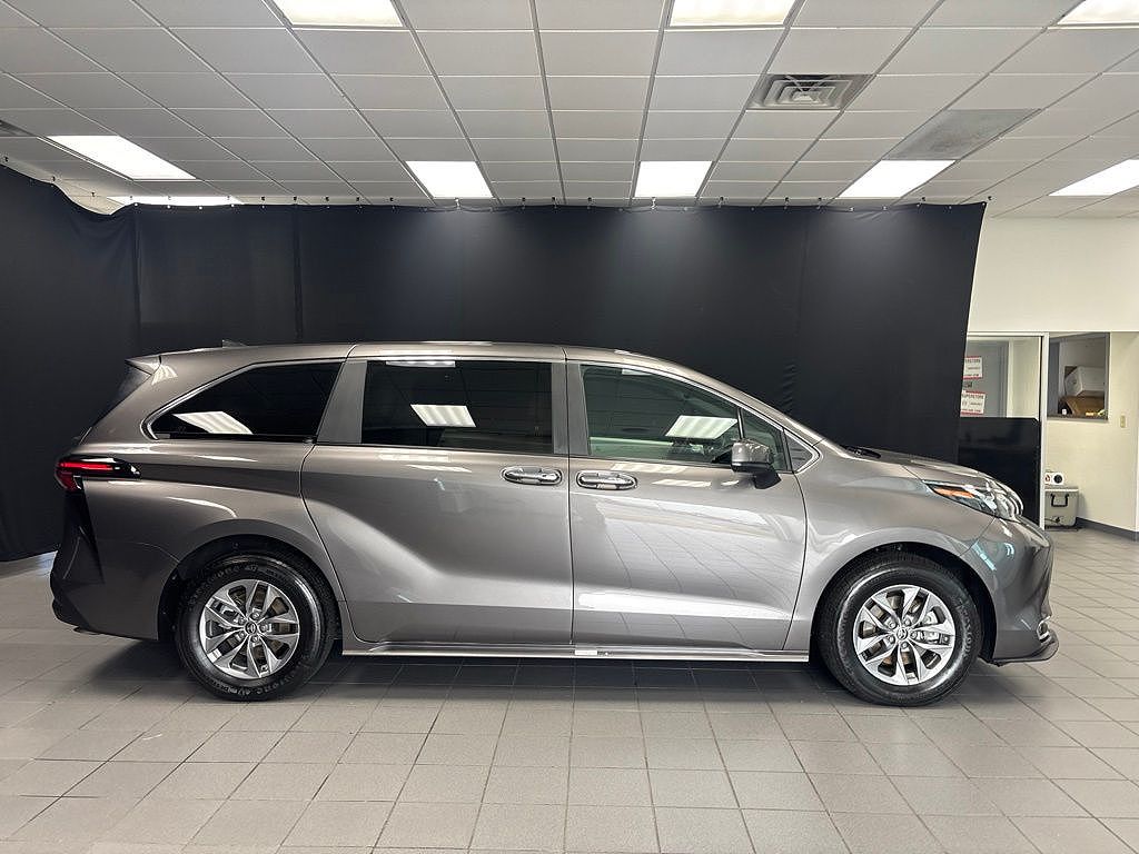 2024 Toyota Sienna XLE