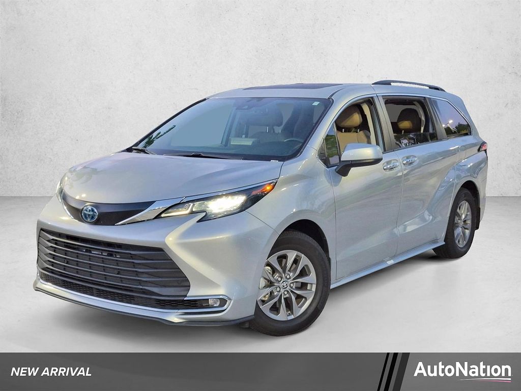 2024 Toyota Sienna XLE 8 Passenger