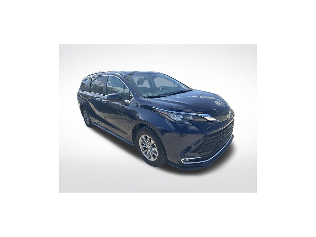 2024 Toyota Sienna XLE 8-Passenger