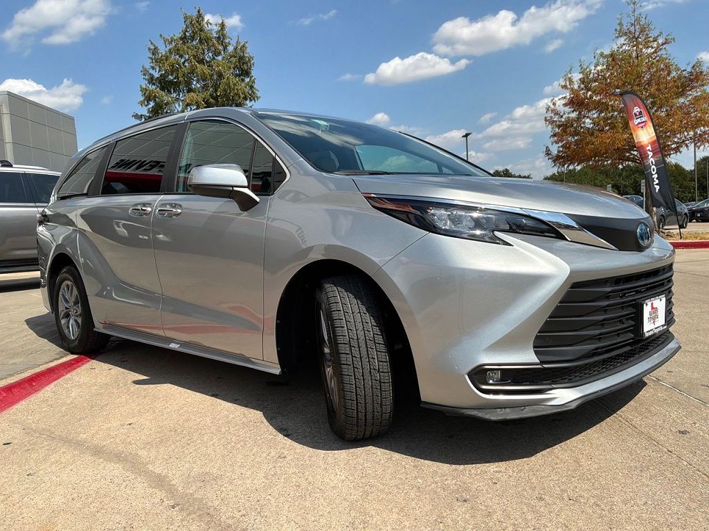 2025 Toyota Sienna XLE