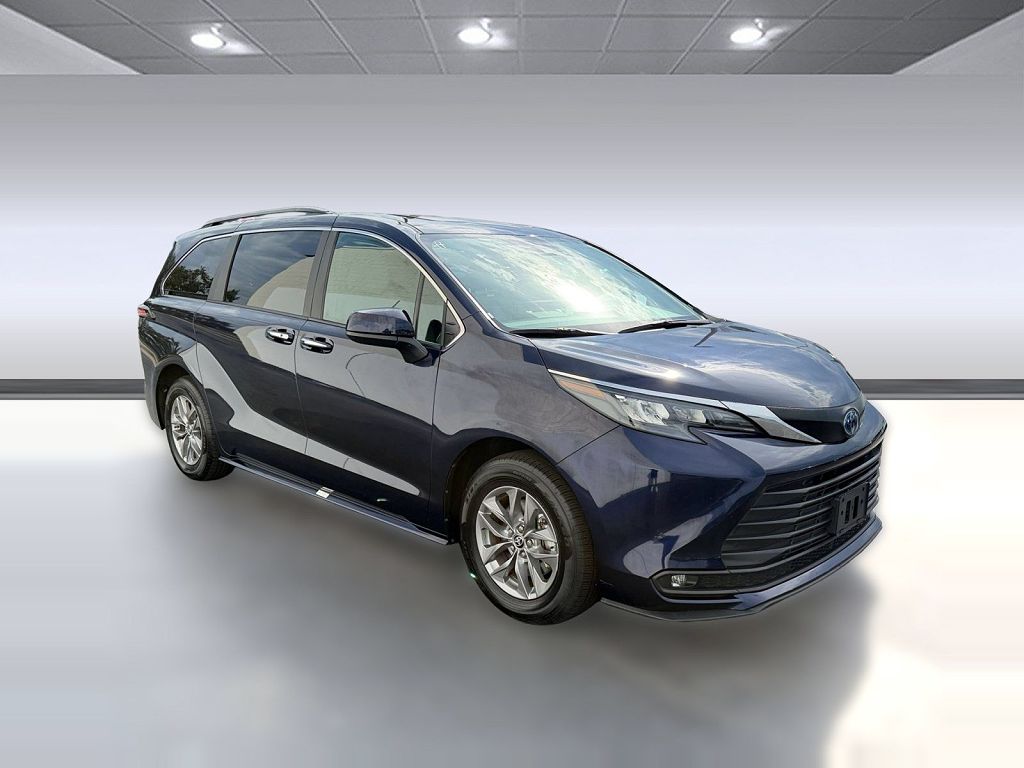 2025 Toyota Sienna Sienna XLE (XLE FWD 8-Passenger (Natl))