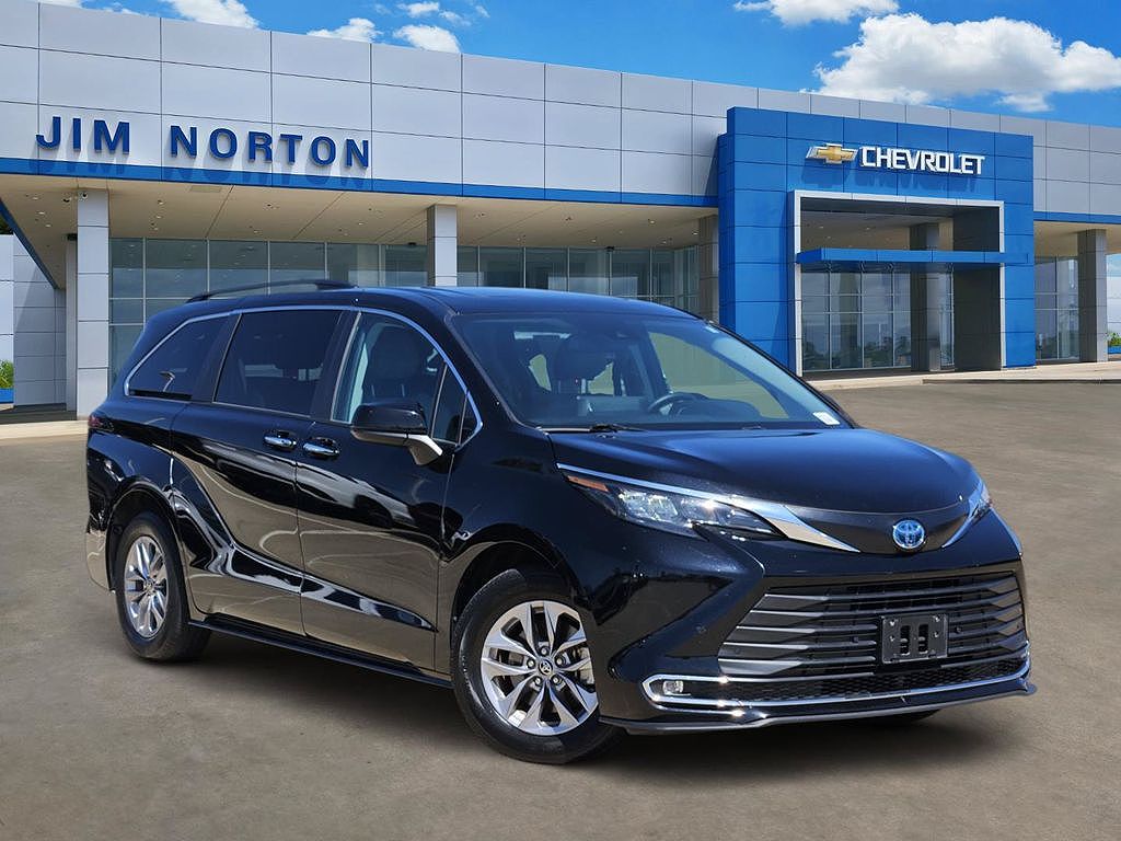 2024 Toyota Sienna XLE 8-Passenger