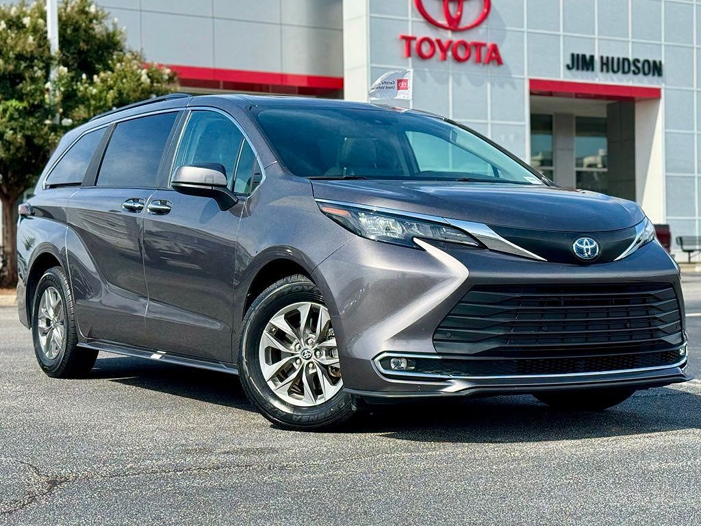 2024 Toyota Sienna XLE 8-Passenger