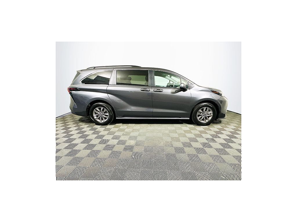 2025 Toyota Sienna XLE 8 Passenger