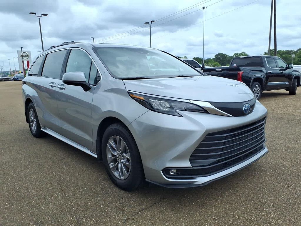 2025 Toyota Sienna XLE 7-Passenger