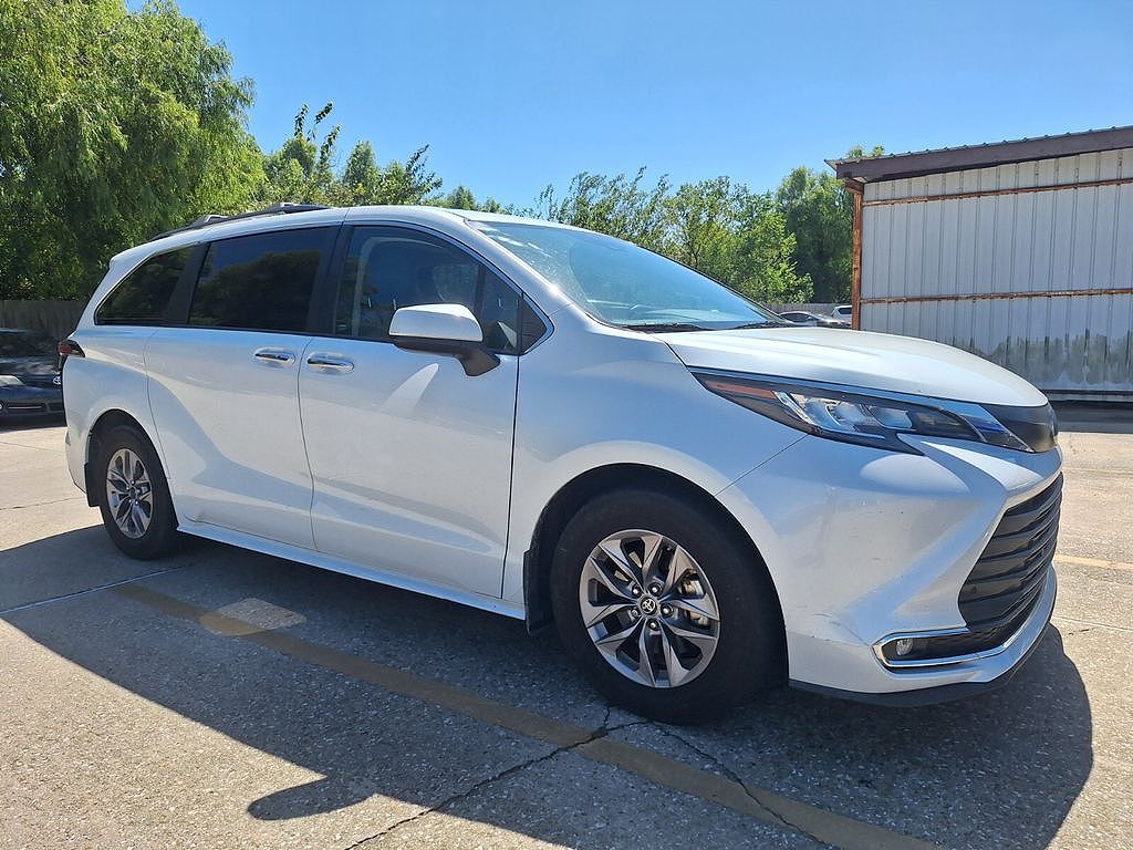 2023 Toyota Sienna XLE 8-Passenger