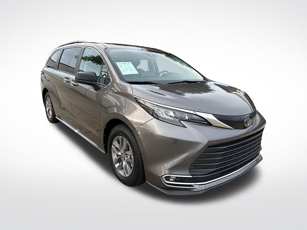 2024 Toyota Sienna XLE 8-Passenger