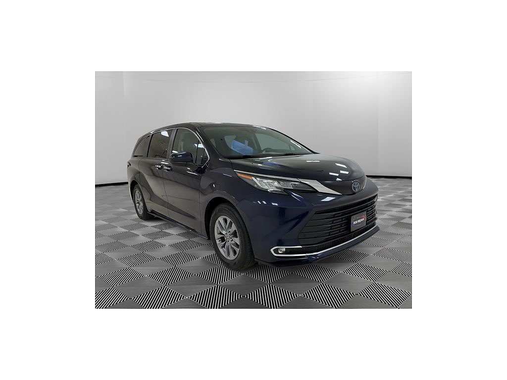 2022 Toyota Sienna XLE 7-Passenger