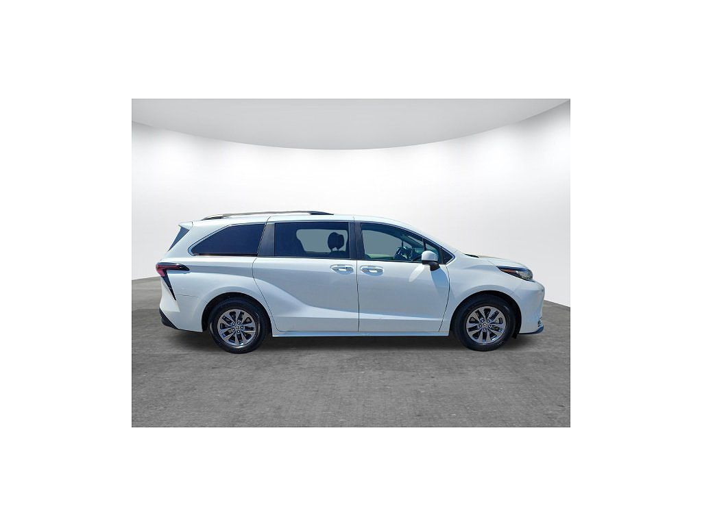 2023 Toyota Sienna XLE 8-Passenger