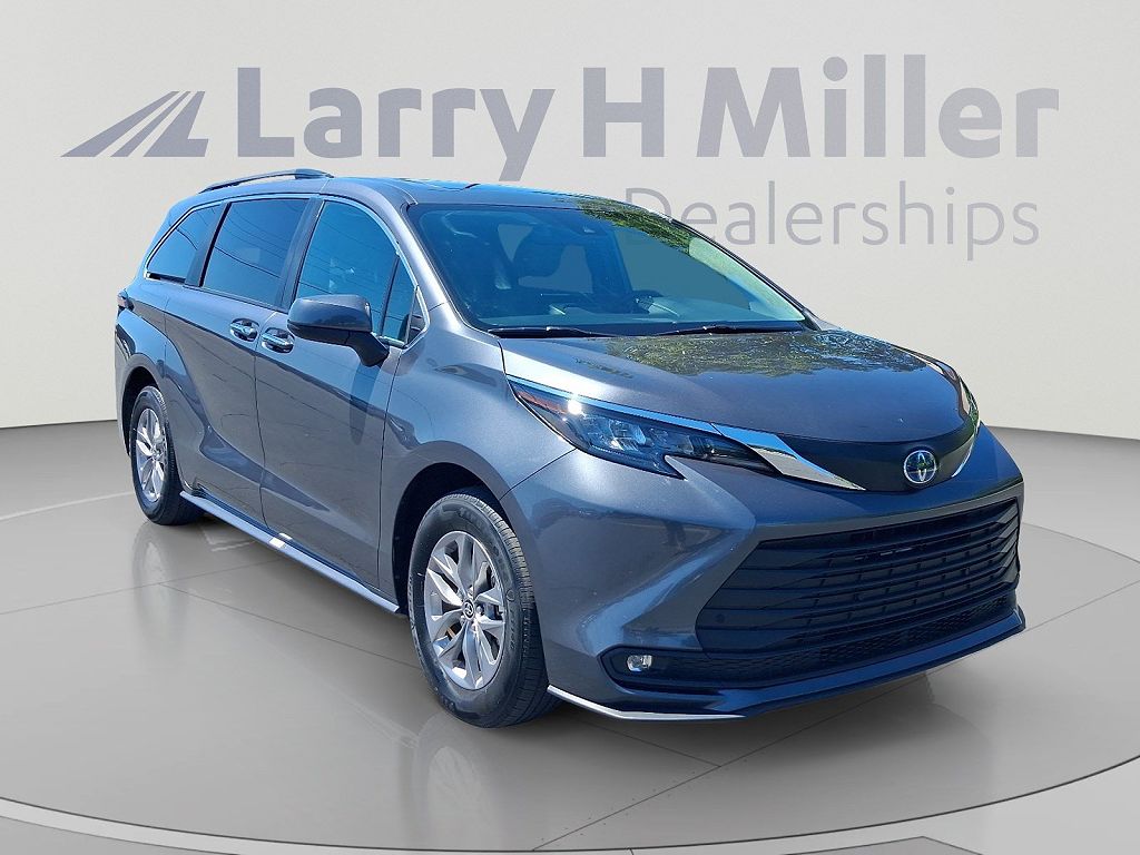 2025 Toyota Sienna XLE 8 Passenger