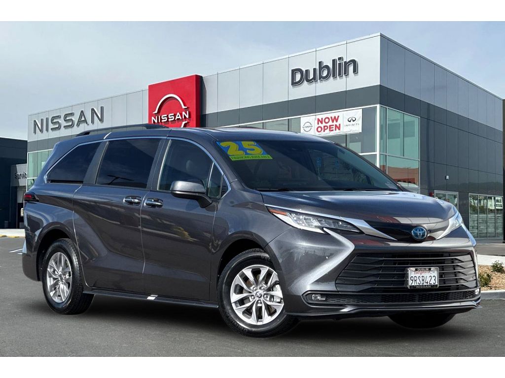 2025 Toyota Sienna XLE 8 Passenger