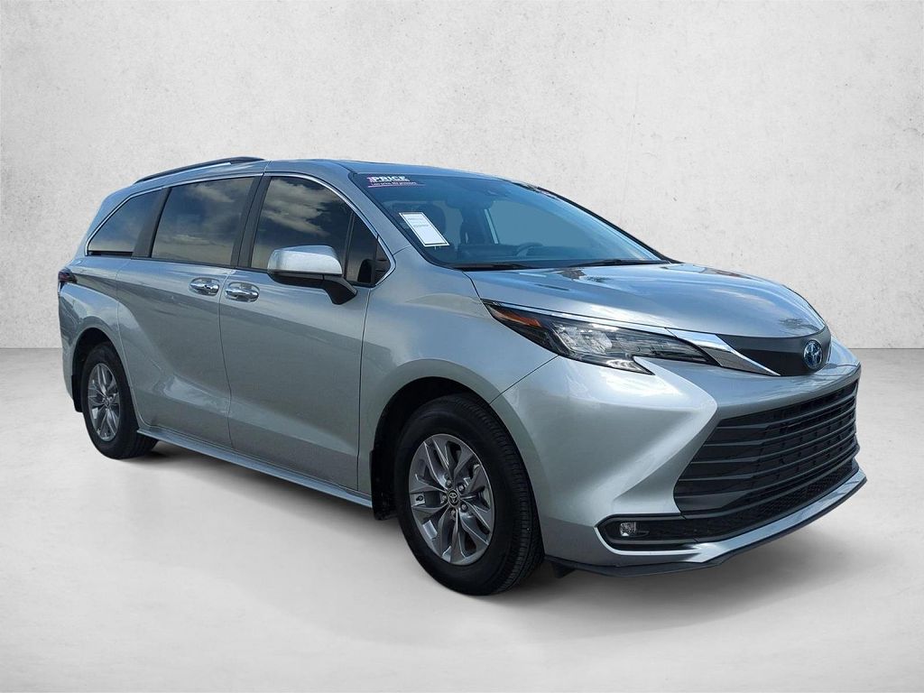 2025 Toyota Sienna XLE 8 Passenger