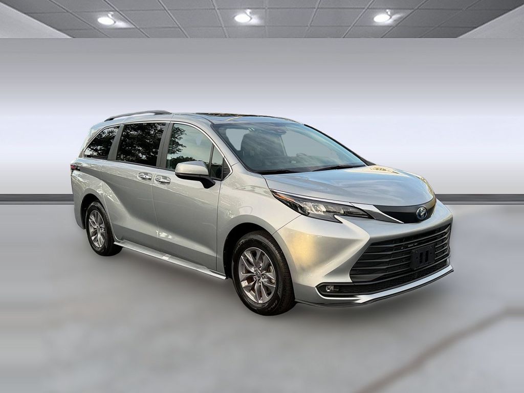 2025 Toyota Sienna Sienna XLE (XLE FWD 8-Passenger (Natl))