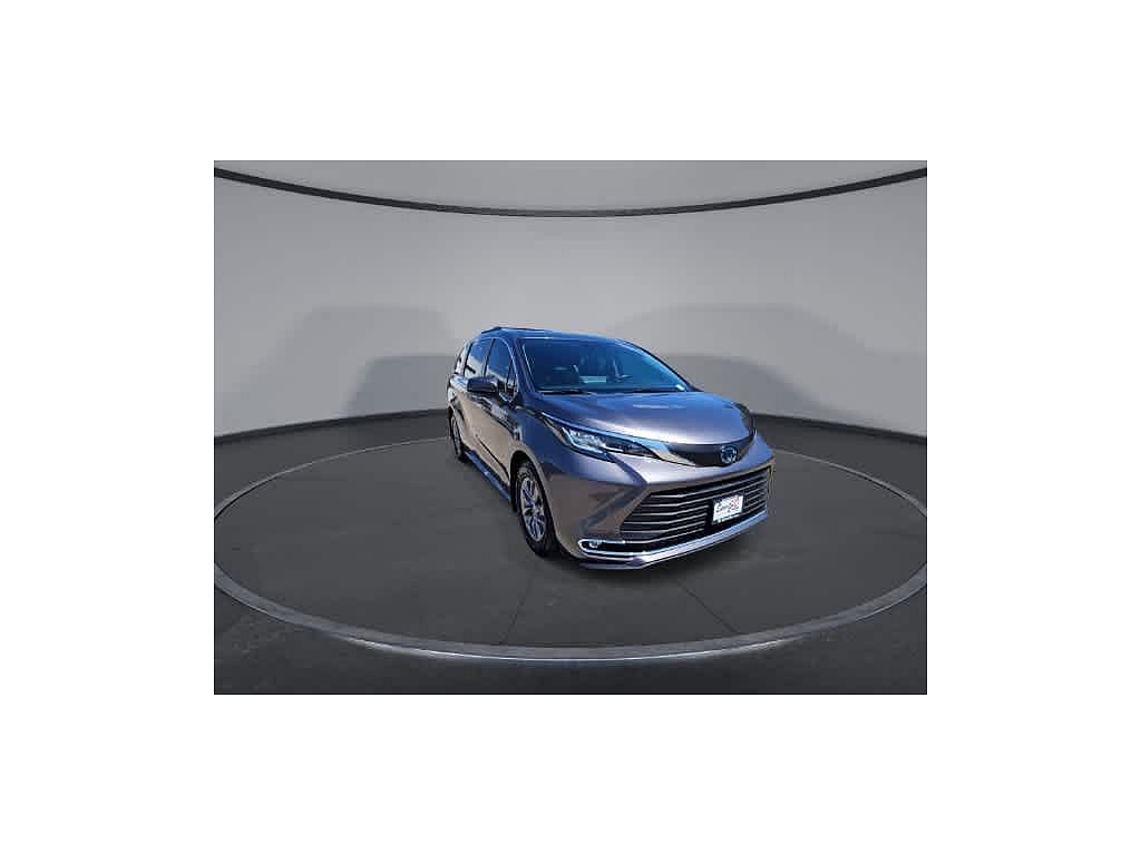 2021 Toyota Sienna XLE 8 Passenger
