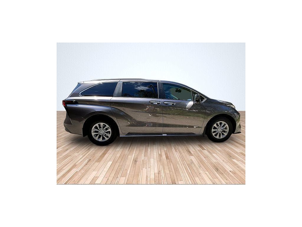 2023 Toyota Sienna XLE