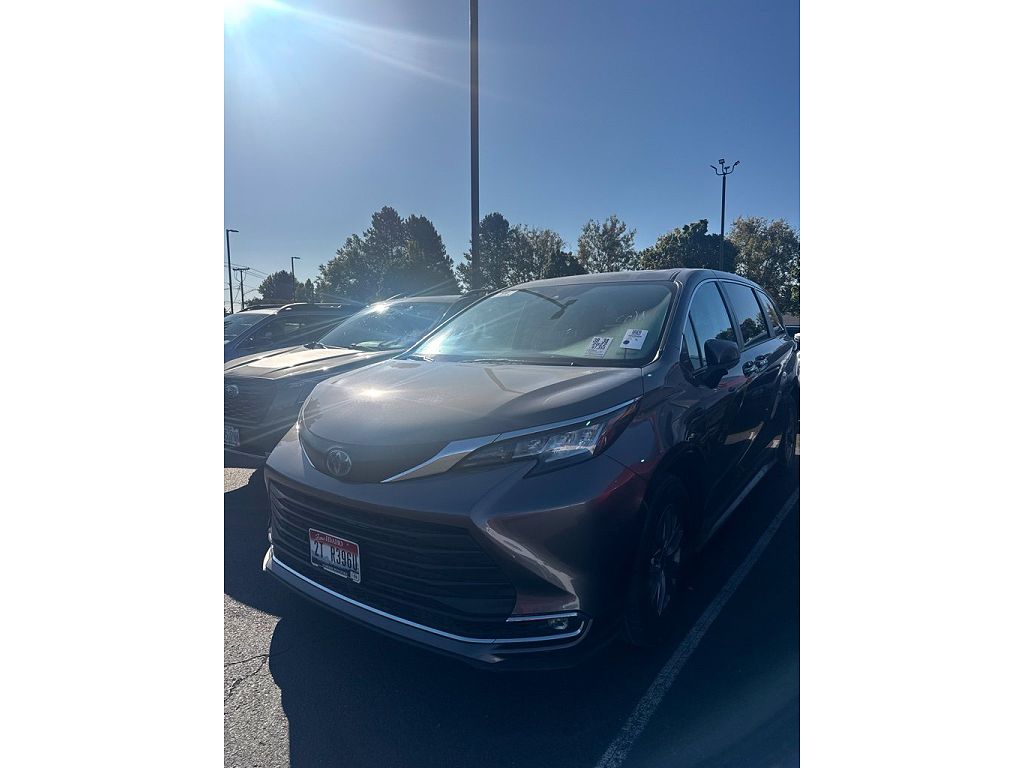 2022 Toyota Sienna XLE 7-Passenger