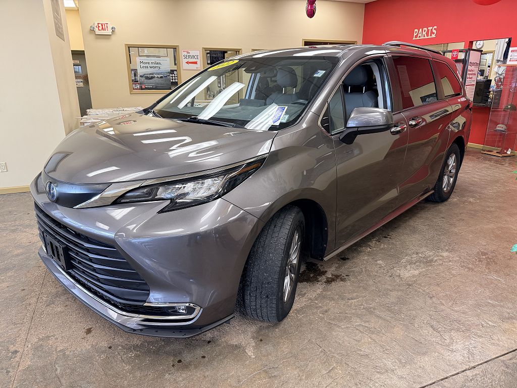 2022 Toyota Sienna XLE 7 Passenger