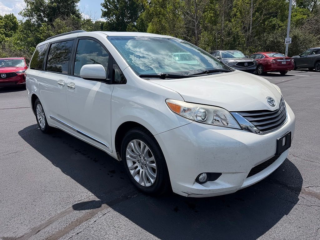 2017 Toyota Sienna XLE 8 Passenger