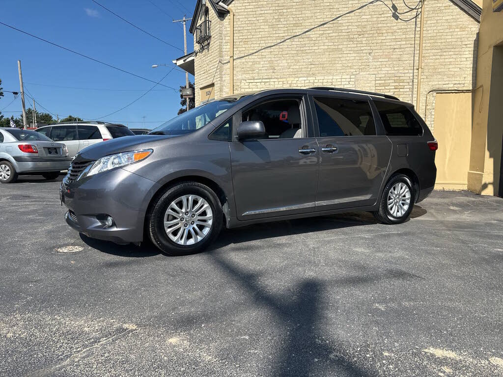 2017 Toyota Sienna XLE 7-Passenger Mobility Auto Access