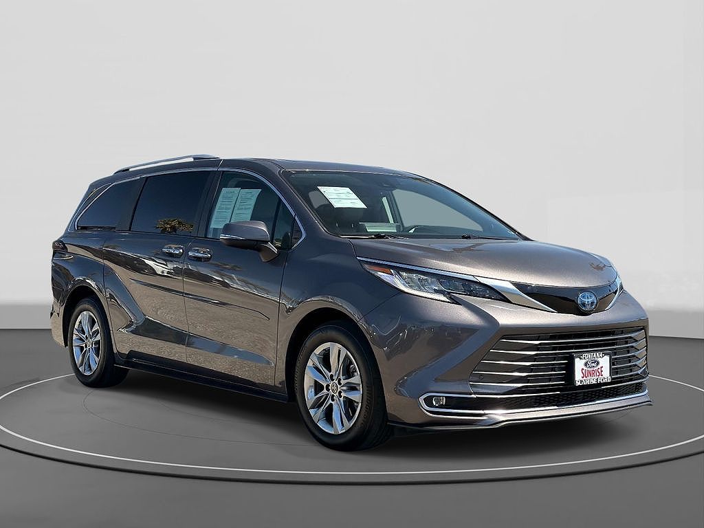 2022 Toyota Sienna Limited 7 Passenger
