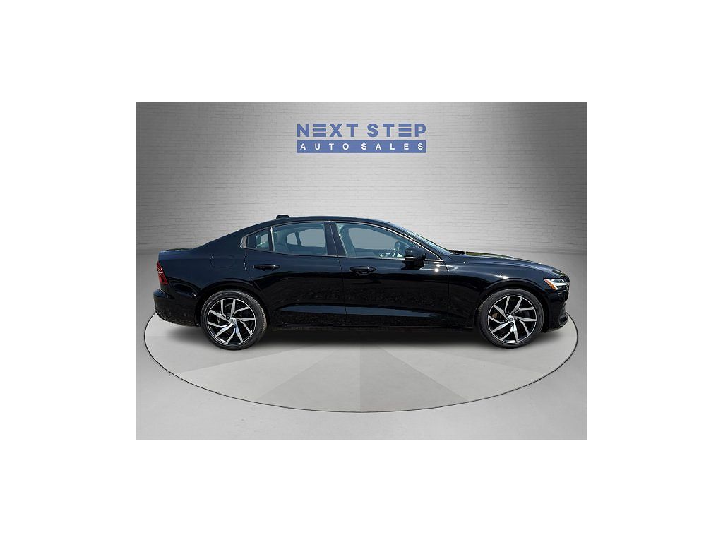 2020 Volvo S60 T6 Momentum