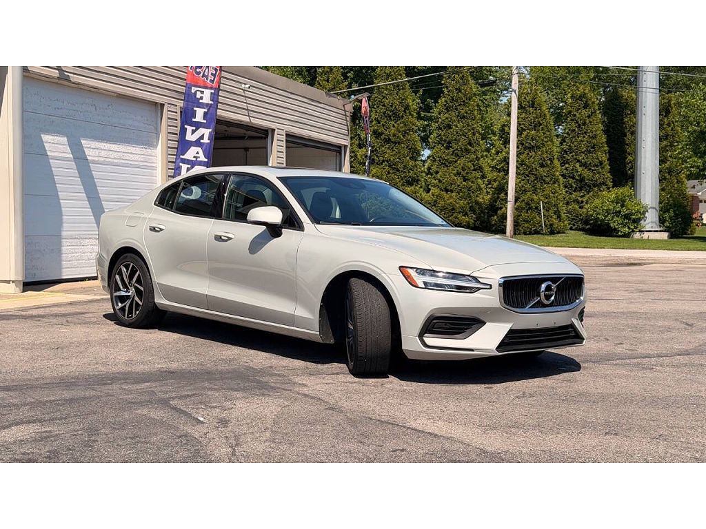 2020 Volvo S60 T6 Momentum