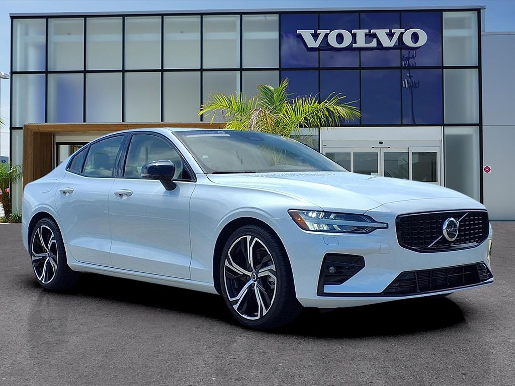 2023 Volvo S60 B5 Core Dark