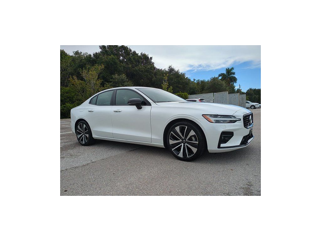 2022 Volvo S60 B5 Momentum Black Edition