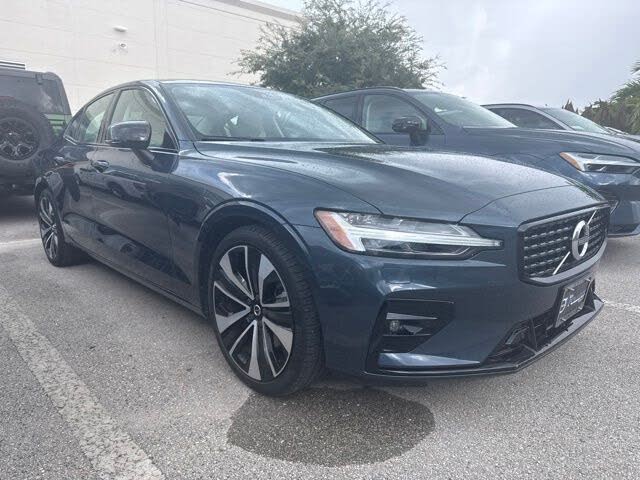 2022 Volvo S60 B5 Momentum Black Edition