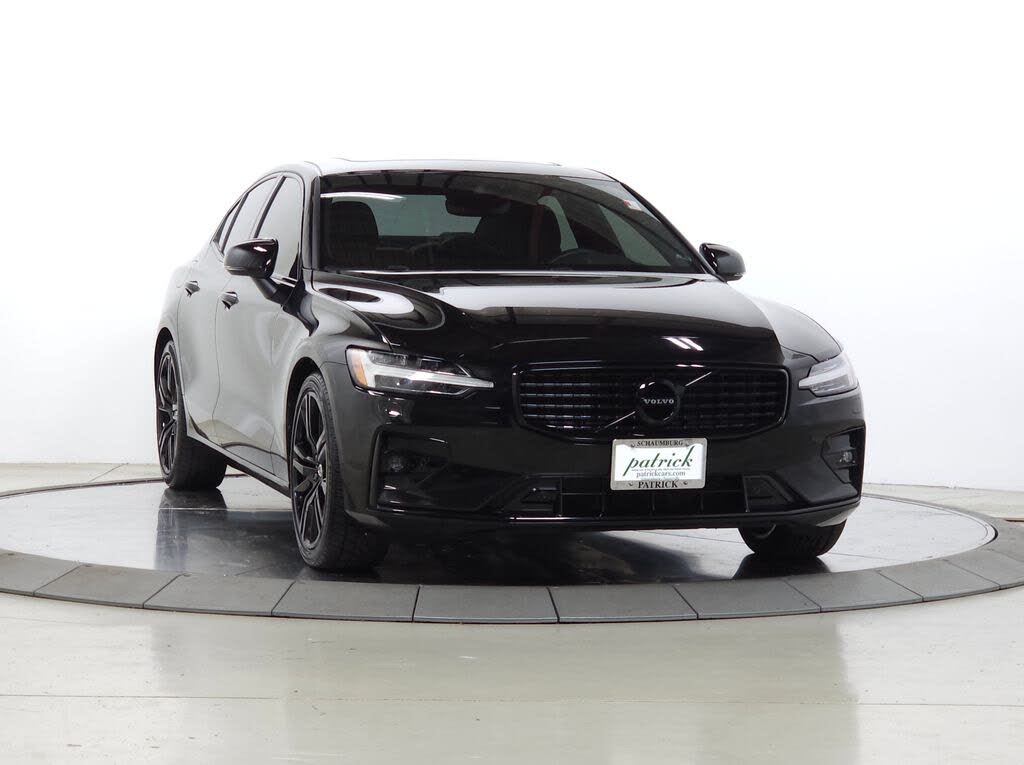 2022 Volvo S60 B5 Momentum Black Edition
