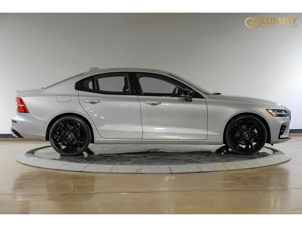 2024 Volvo S60 B5 Core Dark/19'' 5 Stripe Spoke Black Diamond Cut Alloy Wheels