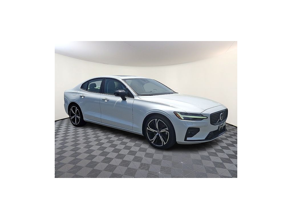 2024 Volvo S60 Core Dark Theme