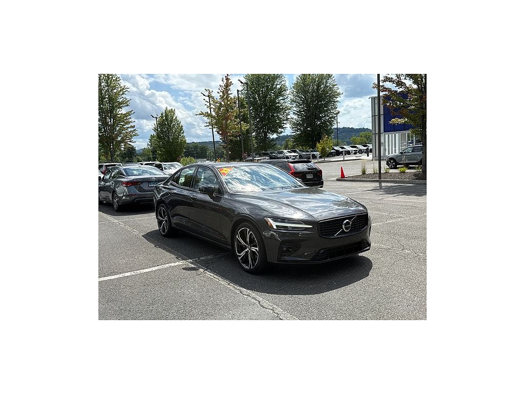 2023 Volvo S60 B5 Plus Dark Theme