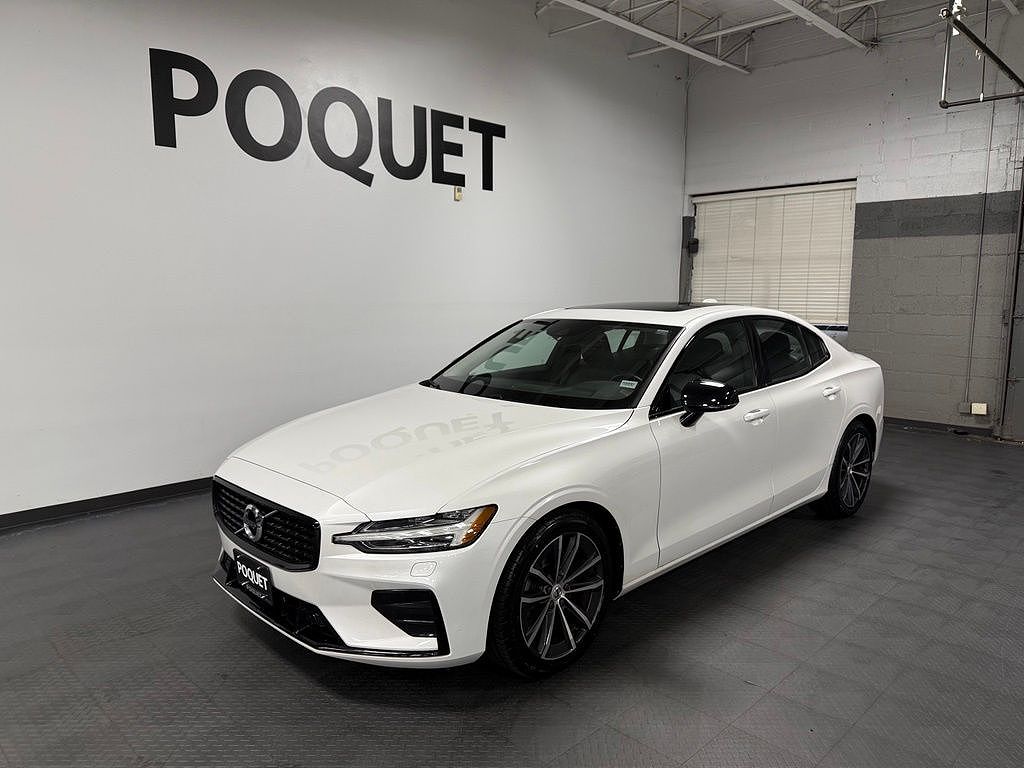 2022 Volvo S60 B5 Momentum Black Edition