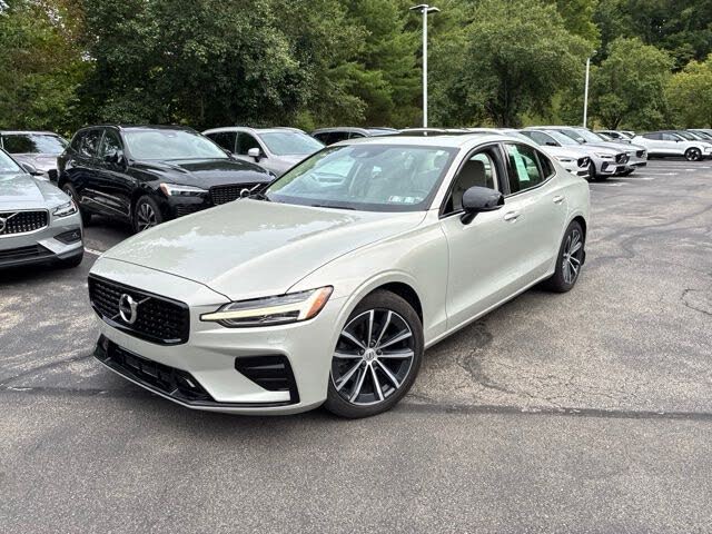 2022 Volvo S60 B5 Momentum Black Edition