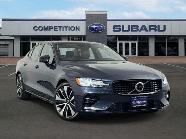 2022 Volvo S60 B5 Momentum Black Edition