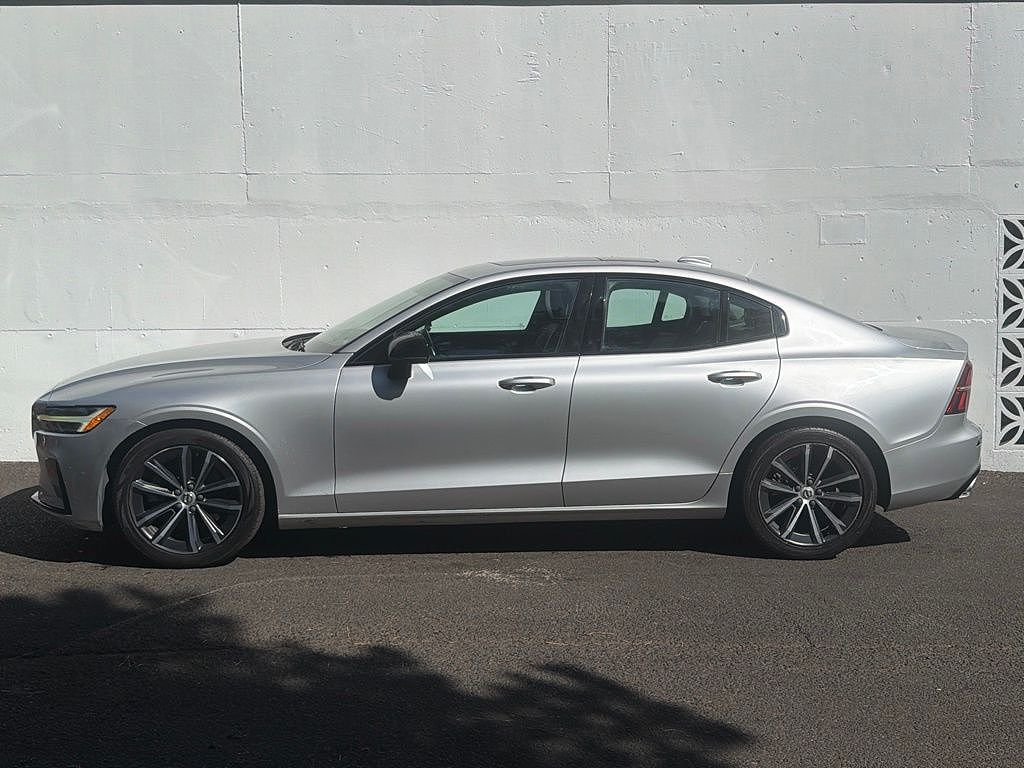 2022 Volvo S60 B5 Momentum Black Edition