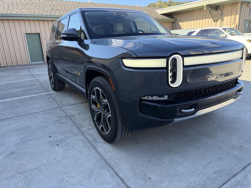 2023 Rivian R1S photo 1