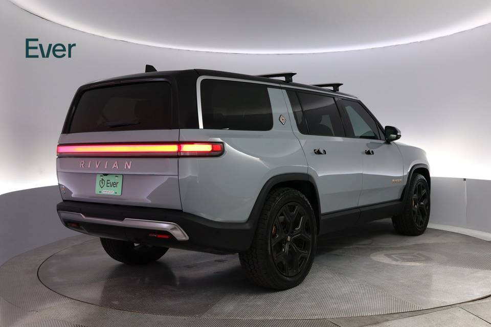 2023 Rivian R1S photo 1