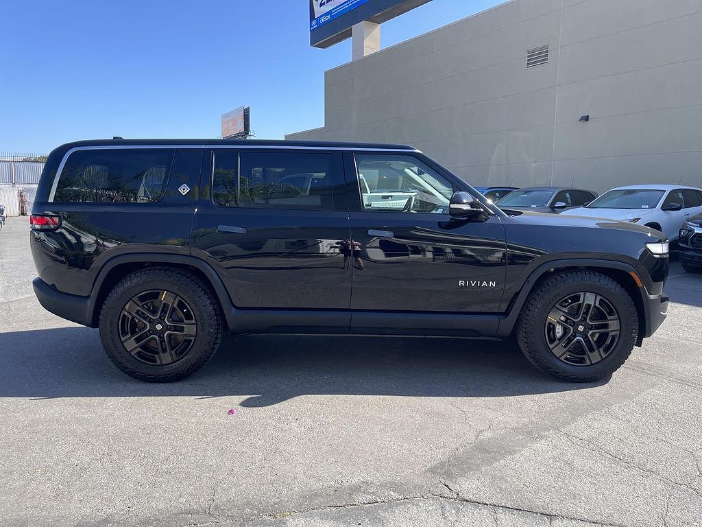 2024 Rivian R1S photo 1