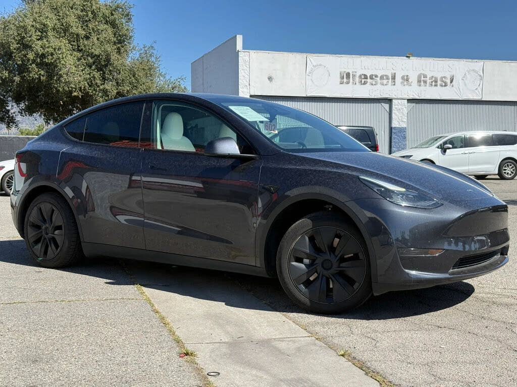 2024 Tesla Model Y photo 1