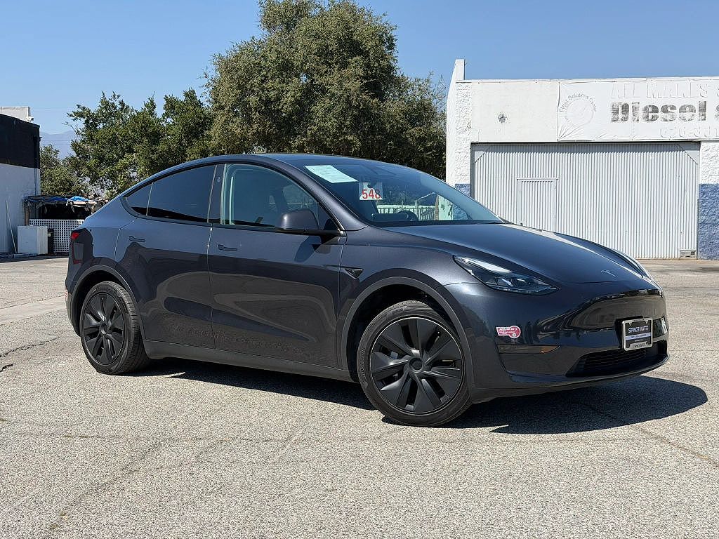 2025 Tesla Model Y photo 1